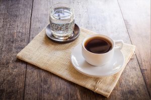 café com um copo de água